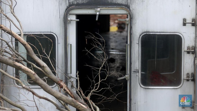 Tumpukan bangkai gerbong KRL Comnuter terlihat dari jembatan jalan terusan Depo di area Depo Depok, Cipayung, Depok, Jawa Barat, Senin, (26/1/2026). (CNBC Indonesia/Muhammad Sabki)