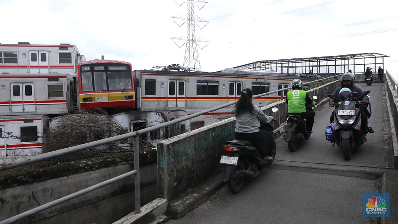Tumpukan bangkai gerbong KRL Comnuter terlihat dari jembatan jalan terusan Depo di area Depo Depok, Cipayung, Depok, Jawa Barat, Senin, (26/1/2026). (CNBC Indonesia/Muhammad Sabki)