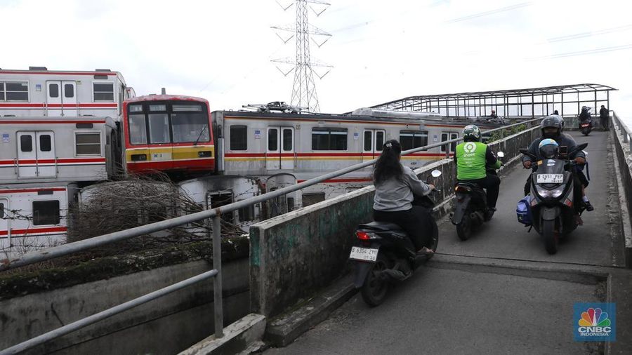 Tumpukan bangkai gerbong KRL Comnuter terlihat dari jembatan jalan terusan Depo di area Depo Depok, Cipayung, Depok, Jawa Barat, Senin, (26/1/2026). (CNBC Indonesia/Muhammad Sabki)