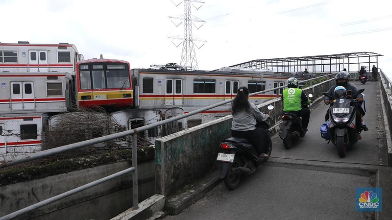 Tumpukan bangkai gerbong KRL Comnuter terlihat dari jembatan jalan terusan Depo di area Depo Depok, Cipayung, Depok, Jawa Barat, Senin, (26/1/2026). (CNBC Indonesia/Muhammad Sabki)