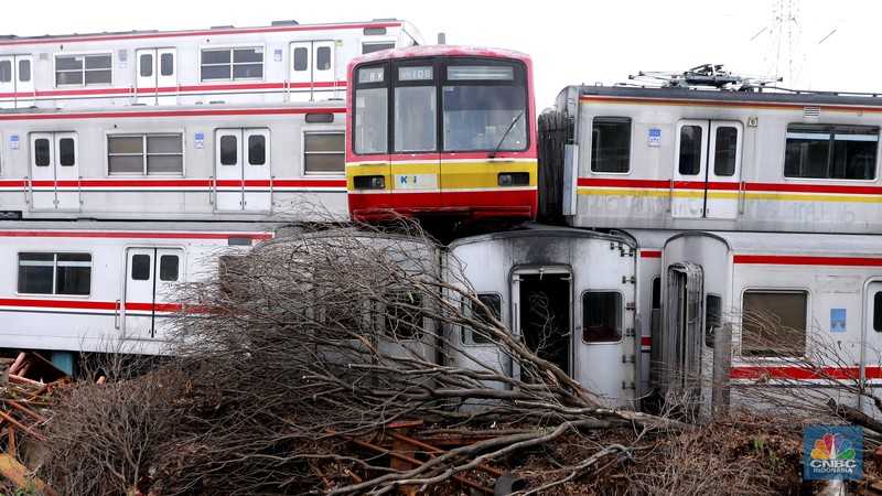 Tumpukan bangkai gerbong KRL Comnuter terlihat dari jembatan jalan terusan Depo di area Depo Depok, Cipayung, Depok, Jawa Barat, Senin, (26/1/2026). (CNBC Indonesia/Muhammad Sabki)