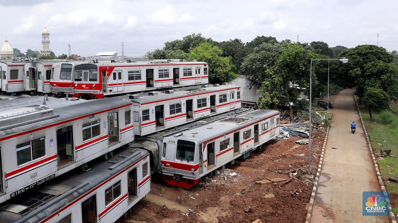 Tumpukan bangkai gerbong KRL Comnuter terlihat dari jembatan jalan terusan Depo di area Depo Depok, Cipayung, Depok, Jawa Barat, Senin, (26/1/2026). (CNBC Indonesia/Muhammad Sabki)