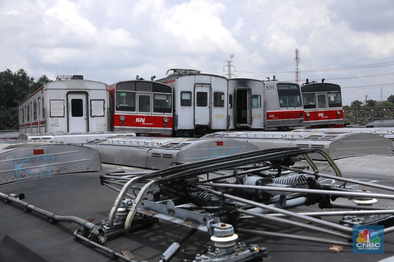 Tumpukan bangkai gerbong KRL Comnuter terlihat dari jembatan jalan terusan Depo di area Depo Depok, Cipayung, Depok, Jawa Barat, Senin, (26/1/2026). (CNBC Indonesia/Muhammad Sabki)