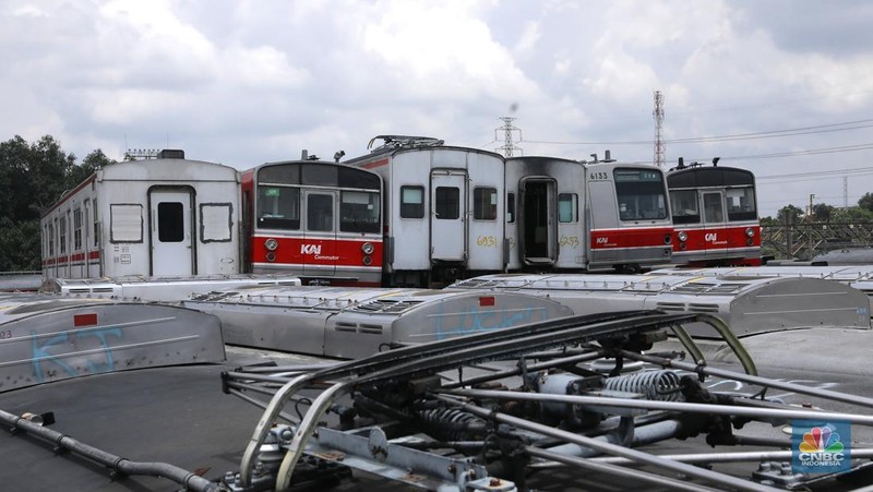 Tumpukan bangkai gerbong KRL Comnuter terlihat dari jembatan jalan terusan Depo di area Depo Depok, Cipayung, Depok, Jawa Barat, Senin, (26/1/2026). (CNBC Indonesia/Muhammad Sabki)