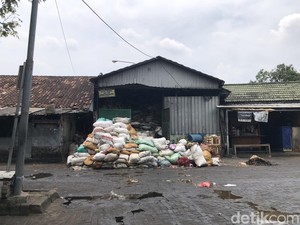 Jorok! Tumpukan Sampah Menggunung di Pasar Buah-Sayur Giwangan Jogja