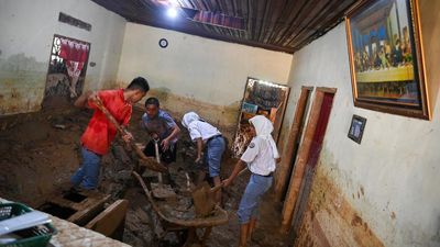 Aksi Pelajar SMK Sibolga Gotong Royong Bersihkan Lumpur Sisa Banjir