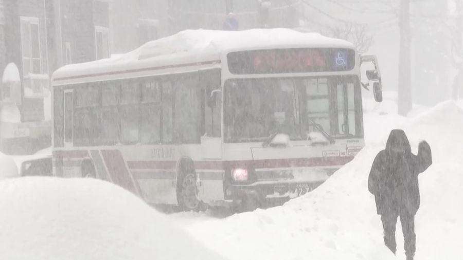 Badai salju lebat di Hokkaido, Jepang utara, menyelimuti jalan raya dan mengganggu transportasi, menyebabkan penumpang terlantar. (Tangkapan Layar Video Reuters/NNN / JAPAN)