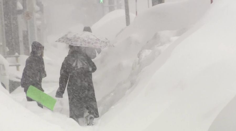 Badai salju lebat di Hokkaido, Jepang utara, menyelimuti jalan raya dan mengganggu transportasi, menyebabkan penumpang terlantar. (Tangkapan Layar Video Reuters/NNN / JAPAN)