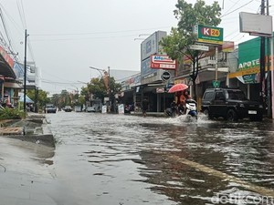 Banjir Rendam Pusat Kota Indramayu, Aktivitas Warga Terganggu