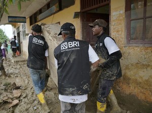 Pemulihan Pascabencana Aceh, 70 Relawan BRI Peduli Bersih-bersih Sekolah