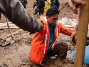 Momen Bupati Jeje Terjerembab di Lumpur Saat Evakuasi Korban Longsor