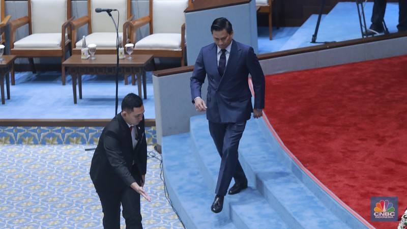 Wakil Menteri Keuangan Thomas Djiwandono ditetapkan sebagai deputi gubernur Bank Indonesia (BI) dalam rapat paripurna DPR, di Gedung DPR, Jakarta, Selasa (27/1/2026). (CNBC Indonesia/Muhammad Sabki)
