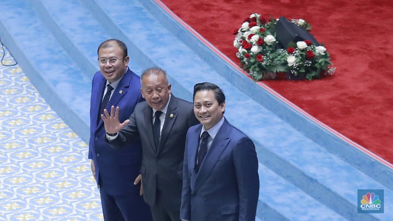 Wakil Menteri Keuangan Thomas Djiwandono ditetapkan sebagai deputi gubernur Bank Indonesia (BI) dalam rapat paripurna DPR, di Gedung DPR, Jakarta, Selasa (27/1/2026). (CNBC Indonesia/Muhammad Sabki)