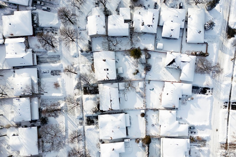 Foto yang diambil menggunakan drone menunjukkan lingkungan perumahan yang tertutup salju setelah badai salju di Toronto, Ontario, Kanada, 26 Januari 2026. (REUTERS/Carlos Osorio)