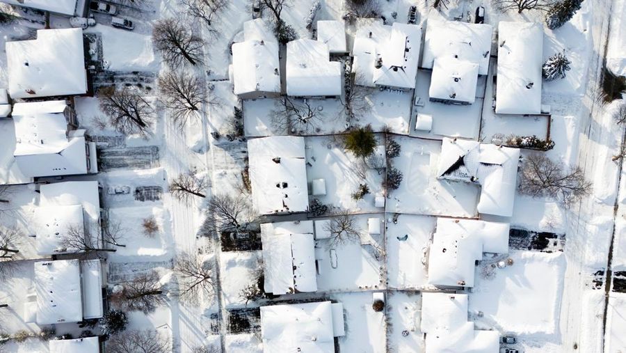 Foto yang diambil menggunakan drone menunjukkan lingkungan perumahan yang tertutup salju setelah badai salju di Toronto, Ontario, Kanada, 26 Januari 2026. (REUTERS/Carlos Osorio)