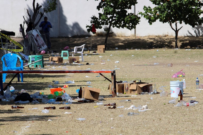 Seorang anggota Garda Nasional berjaga di lokasi tempat sekelompok penyerang bersenjata membunuh beberapa orang di lapangan sepak bola setelah pertandingan di Salamanca, Meksiko, 26 Januari 2026. (REUTERS/Juan Moreno)