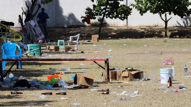 Seorang anggota Garda Nasional berjaga di lokasi tempat sekelompok penyerang bersenjata membunuh beberapa orang di lapangan sepak bola setelah pertandingan di Salamanca, Meksiko, 26 Januari 2026. (REUTERS/Juan Moreno)