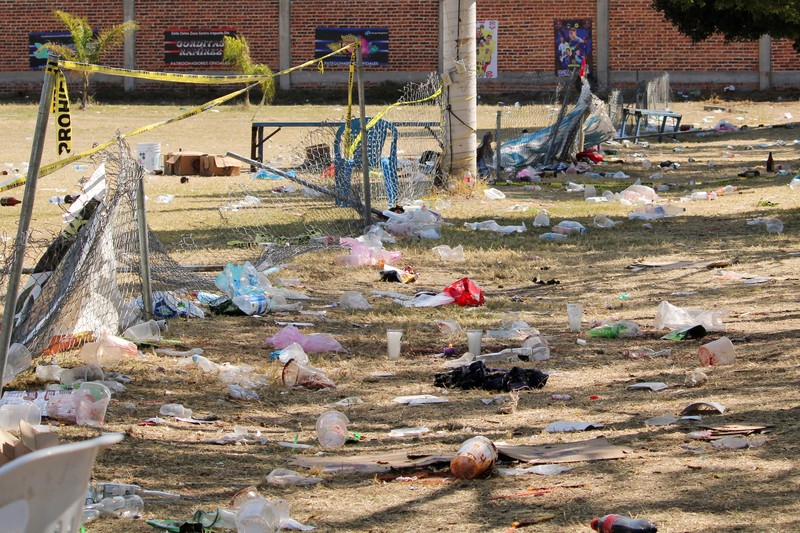 Seorang anggota Garda Nasional berjaga di lokasi tempat sekelompok penyerang bersenjata membunuh beberapa orang di lapangan sepak bola setelah pertandingan di Salamanca, Meksiko, 26 Januari 2026. (REUTERS/Juan Moreno)