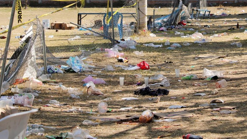 Seorang anggota Garda Nasional berjaga di lokasi tempat sekelompok penyerang bersenjata membunuh beberapa orang di lapangan sepak bola setelah pertandingan di Salamanca, Meksiko, 26 Januari 2026. (REUTERS/Juan Moreno)
