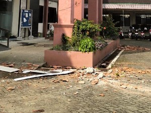 Dampak Gempa, Genting Kantor Kecamatan di Trenggalek Rontok Timpa 3 Pegawai