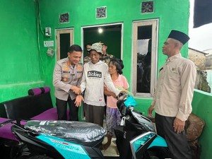 Kapolres Depok Beri Bantuan Motor dan Modal Usaha ke Penjual Es Kue Viral