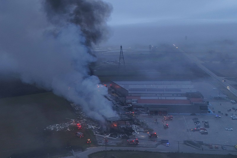 Kepulan asap setelah kebakaran di sebuah pabrik makanan, dekat kota Trikala, Yunani, Senin (26/1/2026). (REUTERS/Stringer)