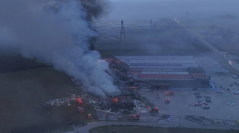 Kepulan asap setelah kebakaran di sebuah pabrik makanan, dekat kota Trikala, Yunani, Senin (26/1/2026). (REUTERS/Stringer)