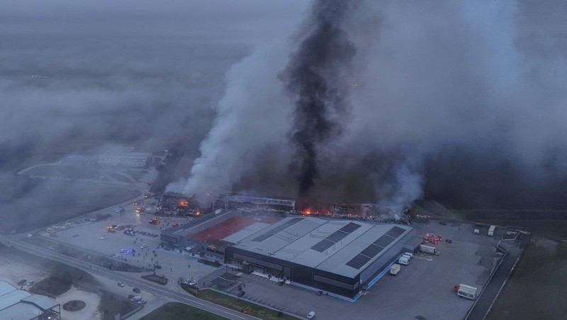 Kepulan asap setelah kebakaran di sebuah pabrik makanan, dekat kota Trikala, Yunani, Senin (26/1/2026). (REUTERS/Stringer)