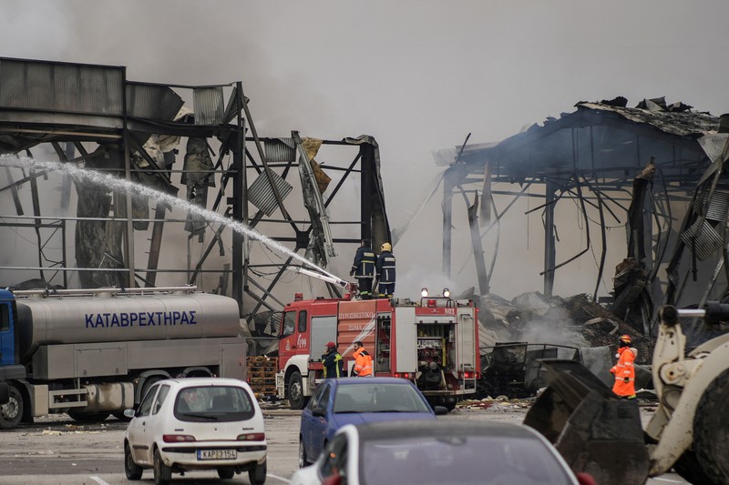 Kepulan asap setelah kebakaran di sebuah pabrik makanan, dekat kota Trikala, Yunani, Senin (26/1/2026). (REUTERS/Stringer)
