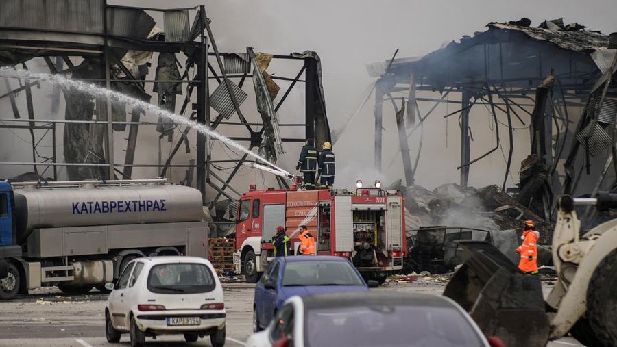 Kepulan asap setelah kebakaran di sebuah pabrik makanan, dekat kota Trikala, Yunani, Senin (26/1/2026). (REUTERS/Stringer)