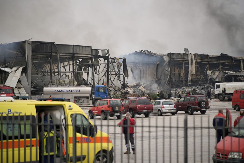Kepulan asap setelah kebakaran di sebuah pabrik makanan, dekat kota Trikala, Yunani, Senin (26/1/2026). (REUTERS/Stringer)