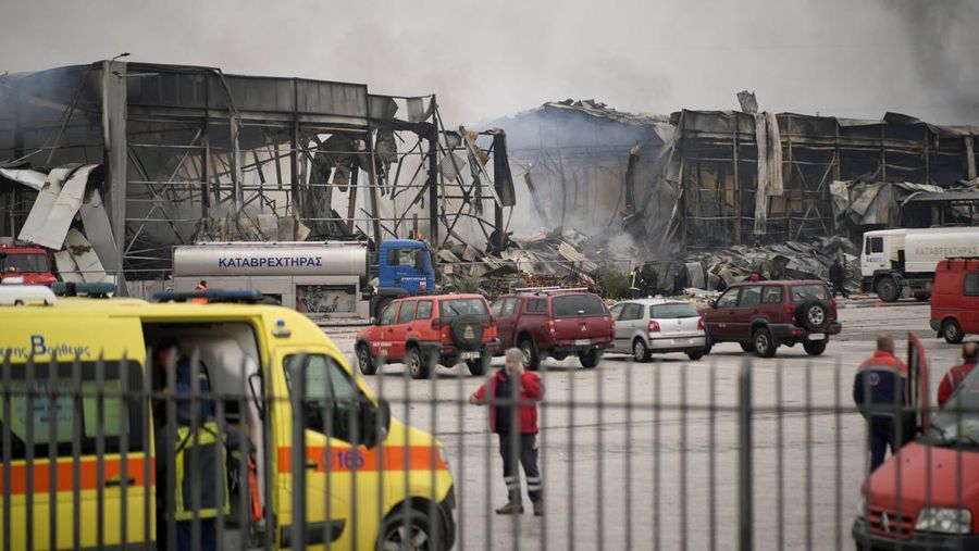 Kepulan asap setelah kebakaran di sebuah pabrik makanan, dekat kota Trikala, Yunani, Senin (26/1/2026). (REUTERS/Stringer)