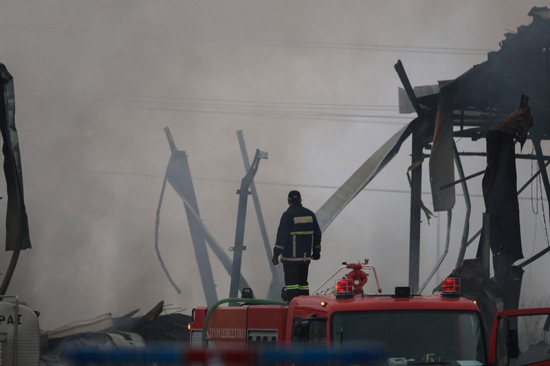 Kepulan asap setelah kebakaran di sebuah pabrik makanan, dekat kota Trikala, Yunani, Senin (26/1/2026). (REUTERS/Stringer)