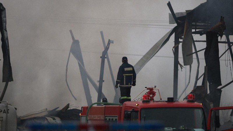 Kepulan asap setelah kebakaran di sebuah pabrik makanan, dekat kota Trikala, Yunani, Senin (26/1/2026). (REUTERS/Stringer)
