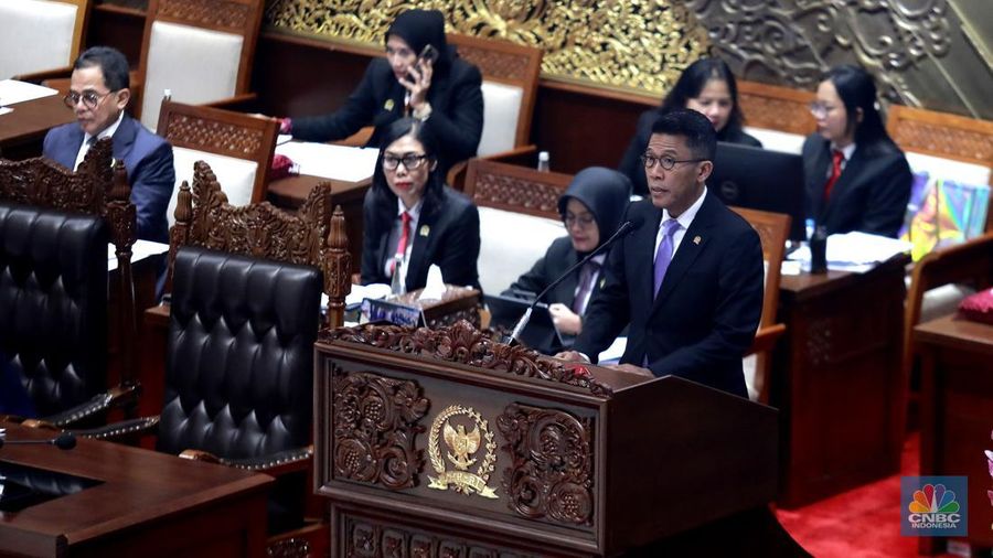 Wakil Menteri Keuangan Thomas Djiwandono ditetapkan sebagai deputi gubernur Bank Indonesia (BI) dalam rapat paripurna DPR, di Gedung DPR, Jakarta, Selasa (27/1/2026). (CNBC Indonesia/Muhammad Sabki)