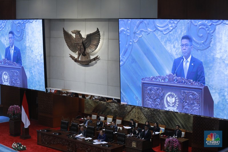 Wakil Menteri Keuangan Thomas Djiwandono ditetapkan sebagai deputi gubernur Bank Indonesia (BI) dalam rapat paripurna DPR, di Gedung DPR, Jakarta, Selasa (27/1/2026). (CNBC Indonesia/Muhammad Sabki)