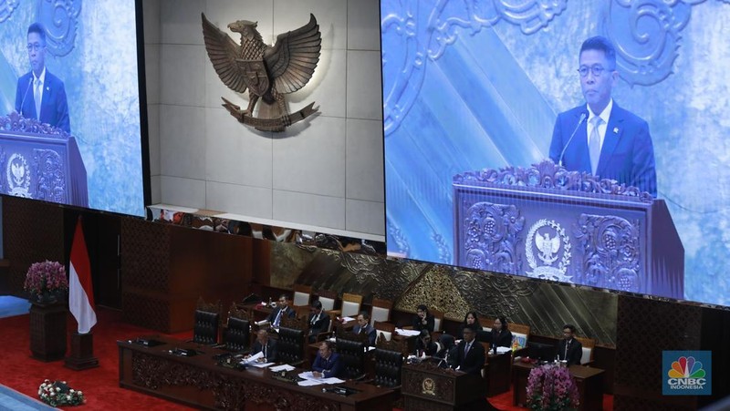 Wakil Menteri Keuangan Thomas Djiwandono ditetapkan sebagai deputi gubernur Bank Indonesia (BI) dalam rapat paripurna DPR, di Gedung DPR, Jakarta, Selasa (27/1/2026). (CNBC Indonesia/Muhammad Sabki)