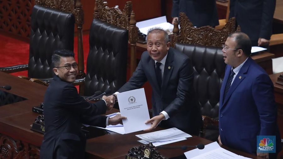 Wakil Menteri Keuangan Thomas Djiwandono ditetapkan sebagai deputi gubernur Bank Indonesia (BI) dalam rapat paripurna DPR, di Gedung DPR, Jakarta, Selasa (27/1/2026). (CNBC Indonesia/Muhammad Sabki)