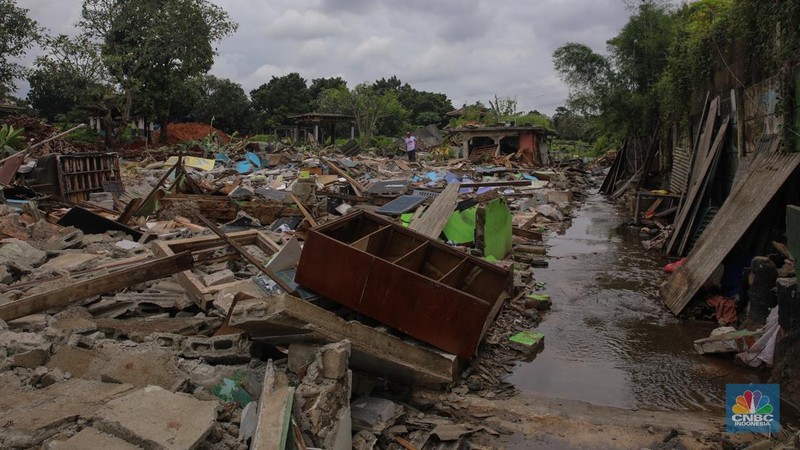 Kondisi bangunan liar milik warga usai dibongkar di Pemakaman Umum (TPU) Kebon Nanas, Cipinang Besar Selatan, Jakarta Timur, Selasa (27/1/2026). (CNBC Indonesia/Faisal Raahman)