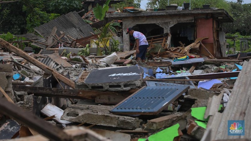 Kondisi bangunan liar milik warga usai dibongkar di Pemakaman Umum (TPU) Kebon Nanas, Cipinang Besar Selatan, Jakarta Timur, Selasa (27/1/2026). (CNBC Indonesia/Faisal Raahman)