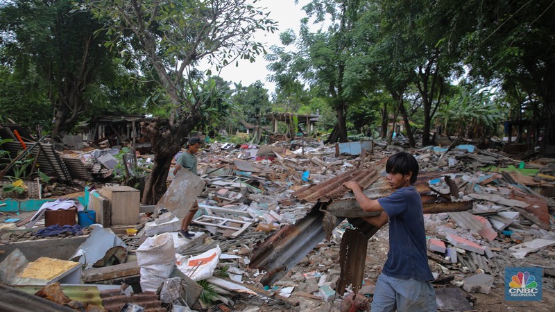 Kondisi bangunan liar milik warga usai dibongkar di Pemakaman Umum (TPU) Kebon Nanas, Cipinang Besar Selatan, Jakarta Timur, Selasa (27/1/2026). (CNBC Indonesia/Faisal Raahman)
