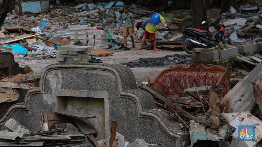 Kondisi bangunan liar milik warga usai dibongkar di Pemakaman Umum (TPU) Kebon Nanas, Cipinang Besar Selatan, Jakarta Timur, Selasa (27/1/2026). (CNBC Indonesia/Faisal Raahman)
