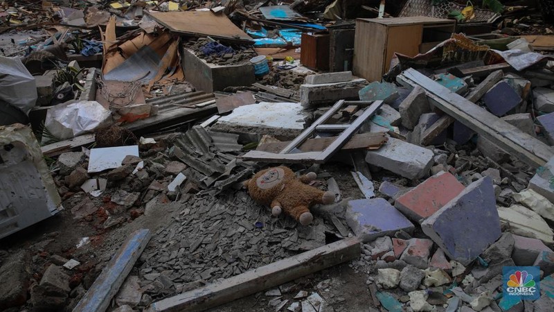 Kondisi bangunan liar milik warga usai dibongkar di Pemakaman Umum (TPU) Kebon Nanas, Cipinang Besar Selatan, Jakarta Timur, Selasa (27/1/2026). (CNBC Indonesia/Faisal Raahman)