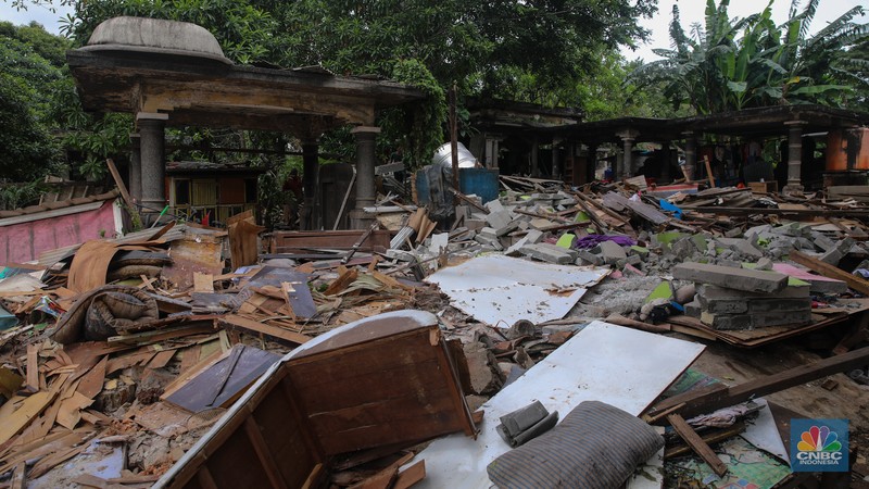 Kondisi bangunan liar milik warga usai dibongkar di Pemakaman Umum (TPU) Kebon Nanas, Cipinang Besar Selatan, Jakarta Timur, Selasa (27/1/2026). (CNBC Indonesia/Faisal Raahman)