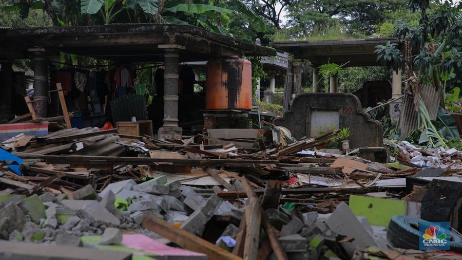 Kondisi bangunan liar milik warga usai dibongkar di Pemakaman Umum (TPU) Kebon Nanas, Cipinang Besar Selatan, Jakarta Timur, Selasa (27/1/2026). (CNBC Indonesia/Faisal Raahman)