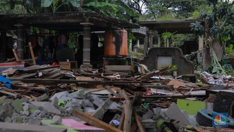 Kondisi bangunan liar milik warga usai dibongkar di Pemakaman Umum (TPU) Kebon Nanas, Cipinang Besar Selatan, Jakarta Timur, Selasa (27/1/2026). (CNBC Indonesia/Faisal Raahman)