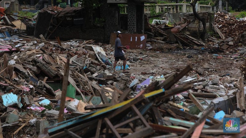 Kondisi bangunan liar milik warga usai dibongkar di Pemakaman Umum (TPU) Kebon Nanas, Cipinang Besar Selatan, Jakarta Timur, Selasa (27/1/2026). (CNBC Indonesia/Faisal Raahman)