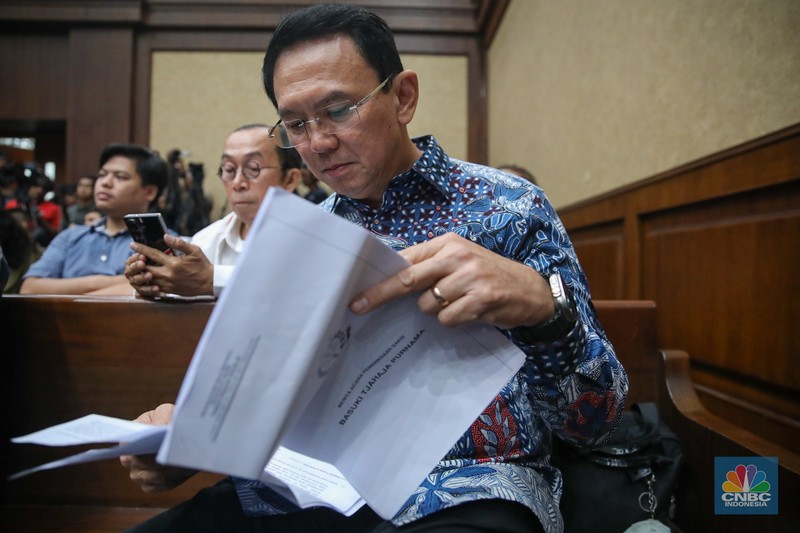 Mantan Komisaris Utama PT Pertamina (Persero), Basuki Tjahaja Purnama atau Ahok hadir sebagai saksi dalam kasus dugaan korupsi tata kelola minyak mentah dan produk kilang Pertamina di Pengadilan Tindak Pindana Korupsi (Tipikor) Jakarta, Selasa (27/1/2026). (CNBC Indonesia/Faisal Rahman)