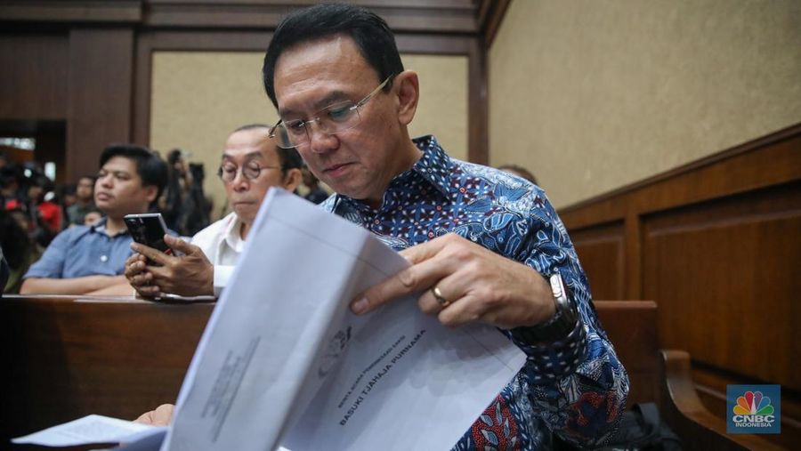 Mantan Komisaris Utama PT Pertamina (Persero), Basuki Tjahaja Purnama atau Ahok hadir sebagai saksi dalam kasus dugaan korupsi tata kelola minyak mentah dan produk kilang Pertamina di Pengadilan Tindak Pindana Korupsi (Tipikor) Jakarta, Selasa (27/1/2026). (CNBC Indonesia/Faisal Rahman)
