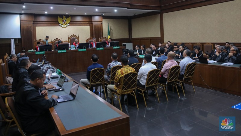 Mantan Komisaris Utama PT Pertamina (Persero), Basuki Tjahaja Purnama atau Ahok hadir sebagai saksi dalam kasus dugaan korupsi tata kelola minyak mentah dan produk kilang Pertamina di Pengadilan Tindak Pindana Korupsi (Tipikor) Jakarta, Selasa (27/1/2026). (CNBC Indonesia/Faisal Rahman)